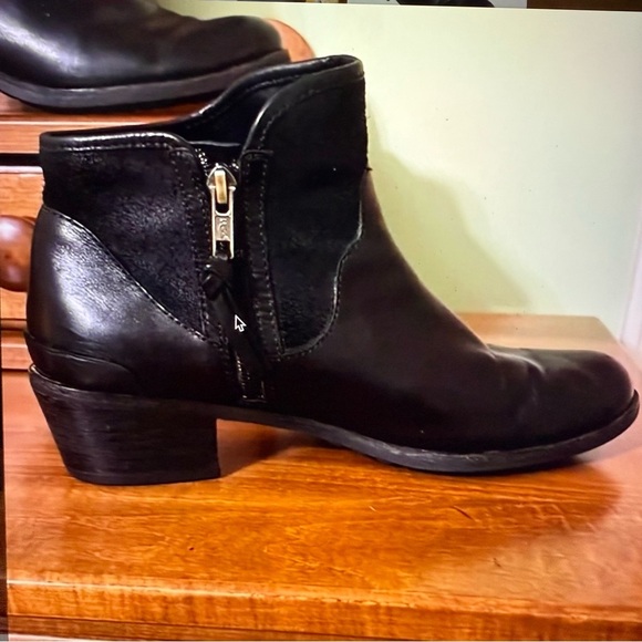 UGG woman’s Black Leather ankle boots size 9 suede - Picture 4 of 6